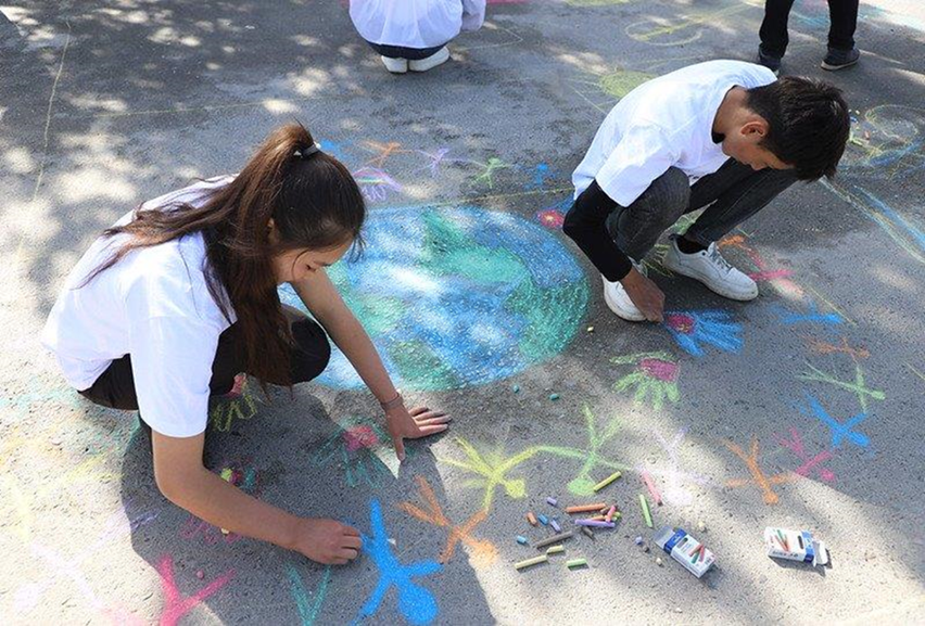 Children drawing an inclusive world