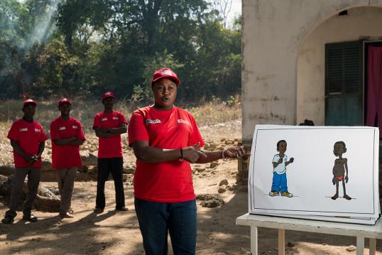 Séance de sensibilisation sur les conséquences de la malnutrition chez un enfant, aire de santé de M’Mbollo © Gwenn Dubourthoumieu / Première Urgence Internationale