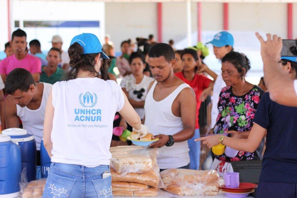 UNHCR organise food distribution