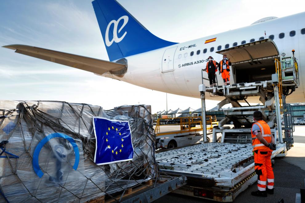 Boîtes de masques de protection chargées sur un vol Lyon-Bangui dans le cadre du pont aérien humanitaire de l'UE
