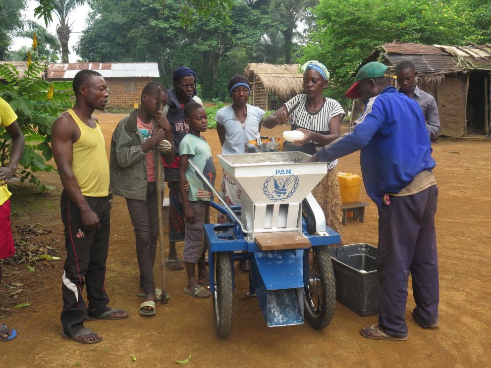 Groupement Bikounou Action en train de tester un nouvel équipement de transformation du manioc à Ntembele, République du Congo