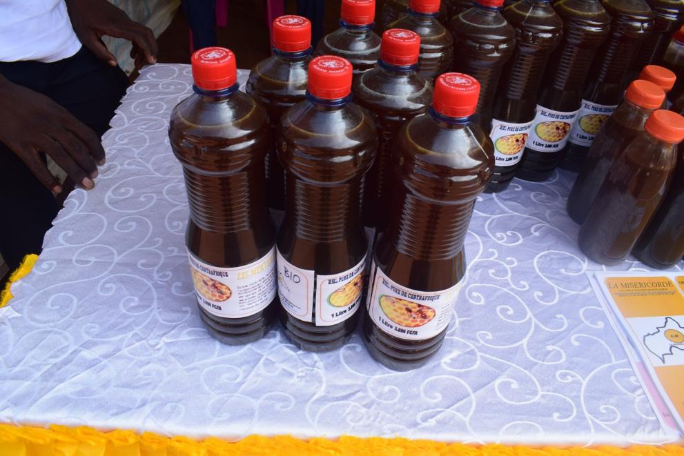 Des bouteilles du miel sur une table