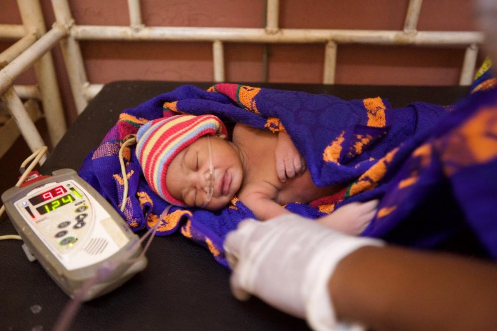 Un nourrisson est pris en charge à l’unité néonatale de l’hôpital de Boda