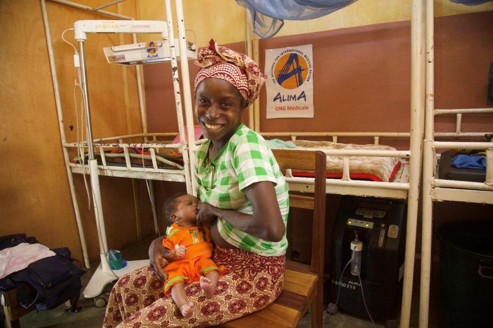 Rosine Tianigala allaite son bébé à l’unité néonatale de l’hôpital de Boda