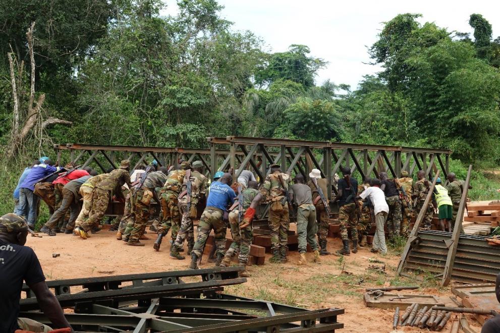 Le bataillon de génie militaire des FACA installe un pont Baileys entre Bangassou et Rafaï