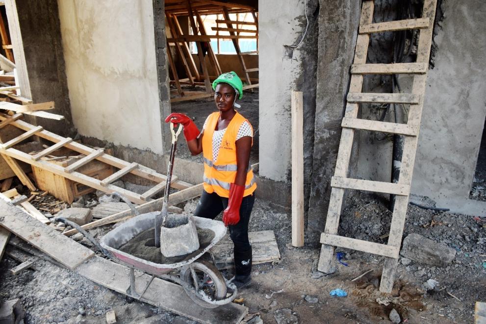 Gisèle NDAKANEDE apprend les bases du BTP sur un des chantiers du quartier Miskine