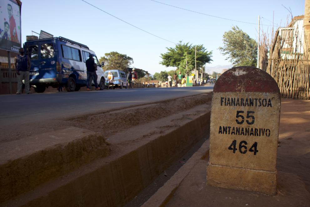 The city of Ambalavao is located on the National Road 7. At just around 465 km from the capital city, Antananarivo, and 55 km from the city of Fiananarantsoa, Ambalavao is often referred to as the “Gateway to the South”.