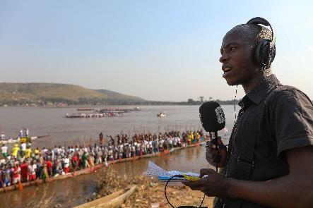 Un reporteur de RNL couvre une activité de cohésion sociale organisée par les autorités centrafricaines à Bangui