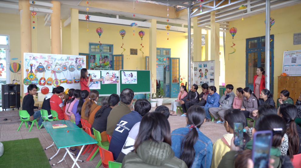 A parent-teacher session about gender-responsive activities to parents in Quang Ngai