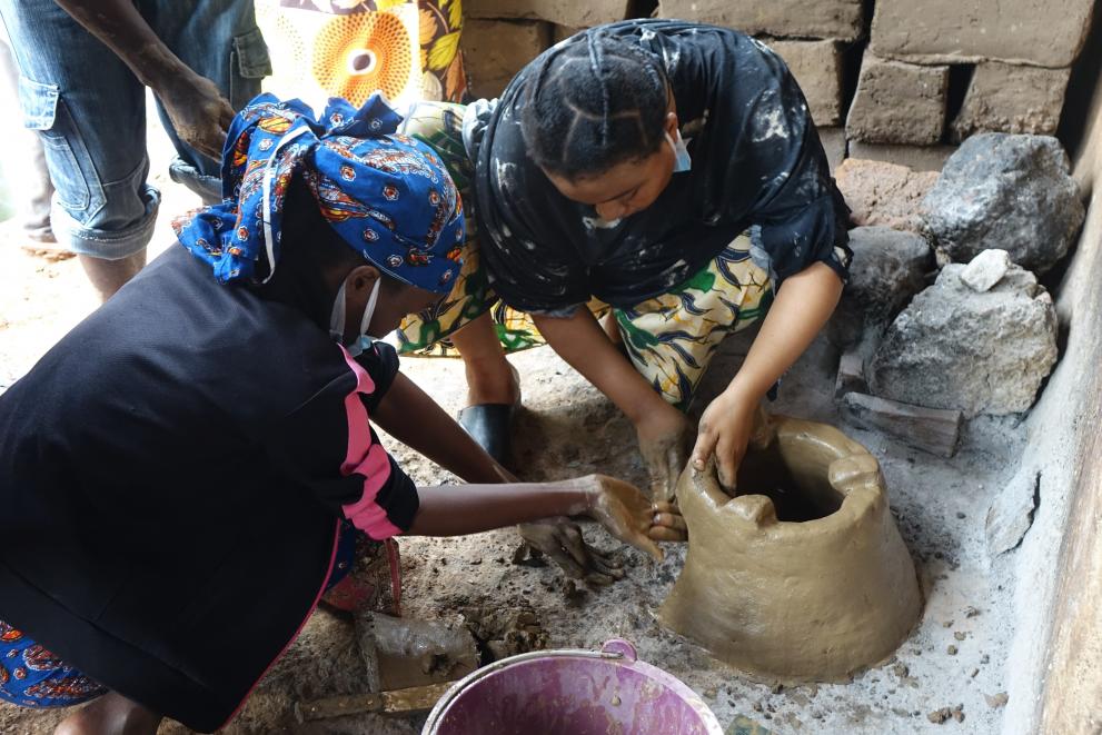 Training women to produce of ceramic stoves that save energy