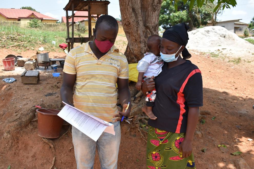 A health promoter raises awareness about COVID in households in N’zérékoré