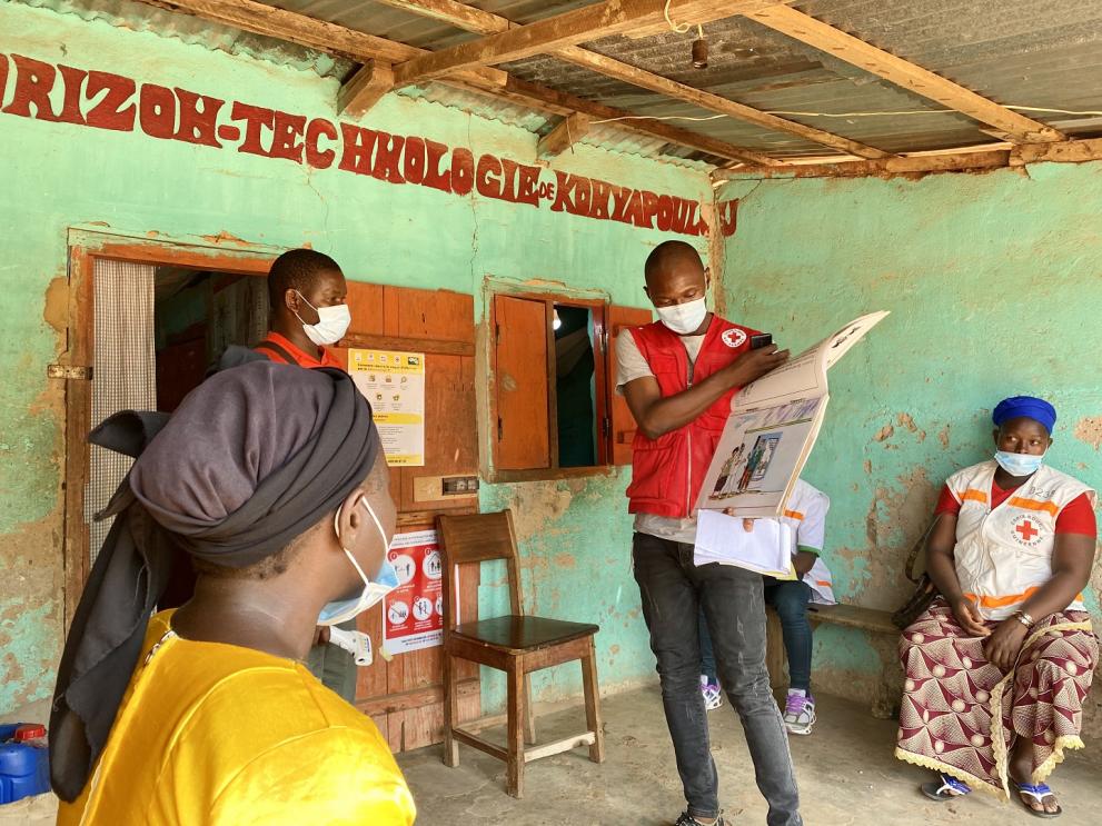 Guinean Red Cross volunteers raise awareness about Ebola in the region of N’zérékoré