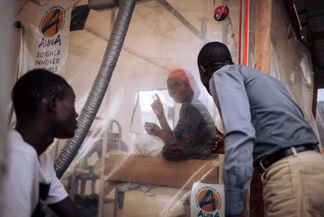 Au Centre de Traitement Ebola les agents de santé soignent les patients infectés par le virus