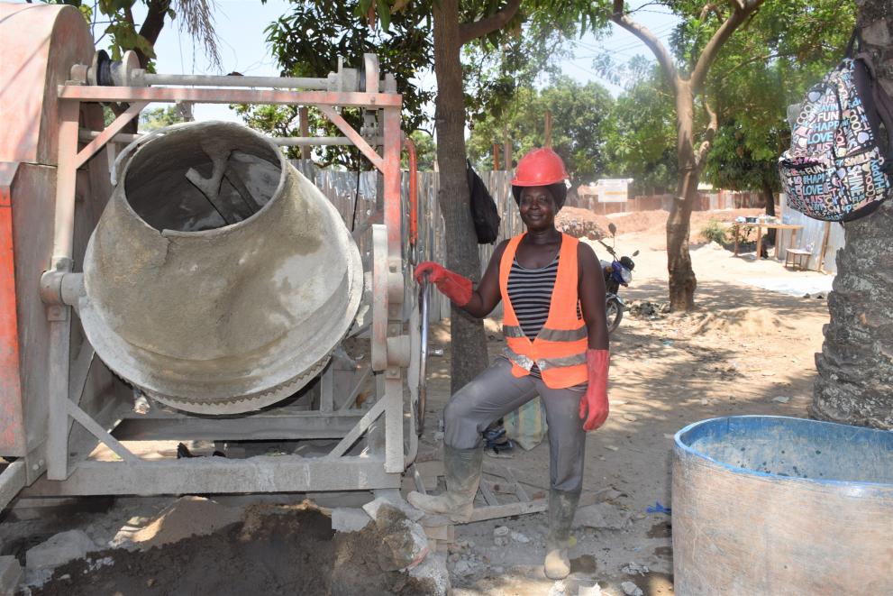 Une aide-maçon debout sur le chantier de réhabilitation du collecteur Bouagba du projet PRESU