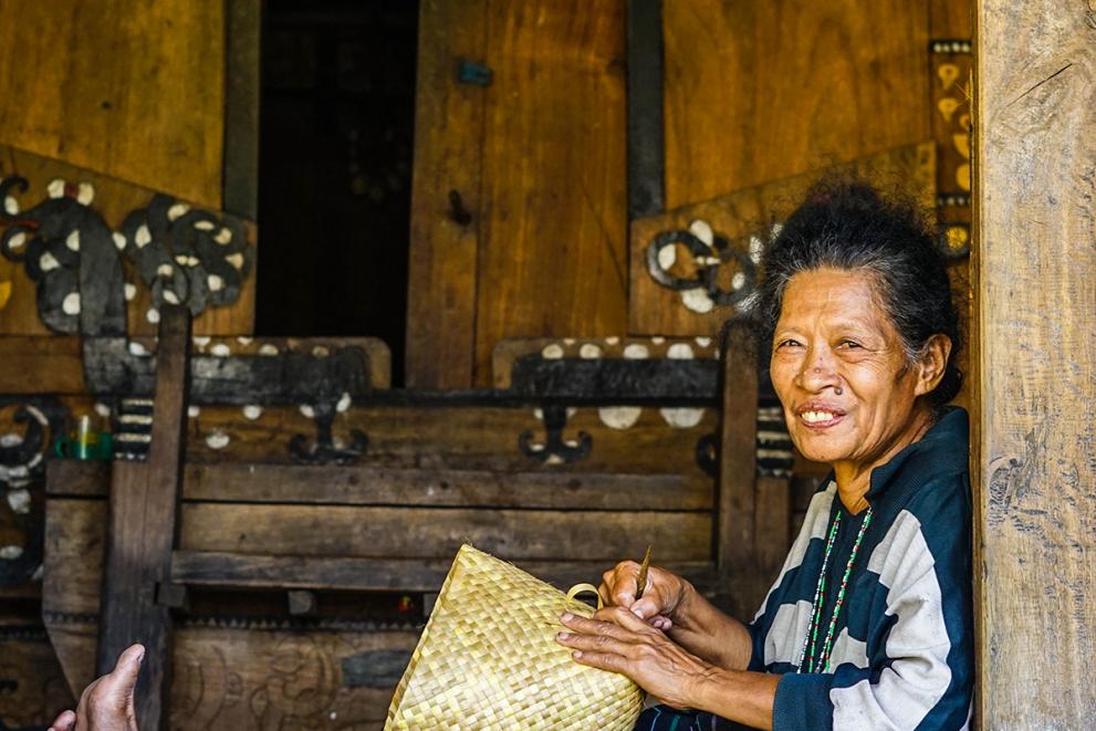 Woman weaves a bag in Indonesia
