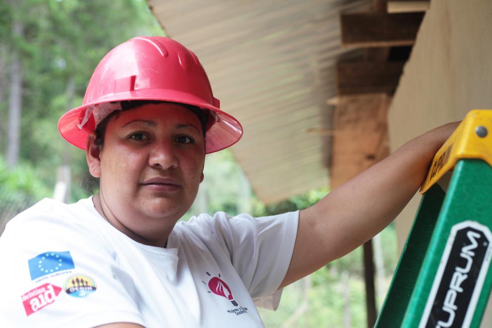 Marlen Lourdes Salguero Hernández Belén Solar manager on a ladder