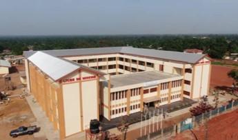 Le nouveau bloc pédagogique construit avec 30 nouvelles salles de classe et un bloc administratif