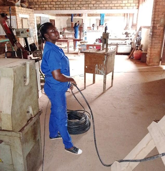 Armelle Ngodi Inguina, une apprenante de l’atelier de Don Bosco à Bangui ayant suivi une formation en électricité 