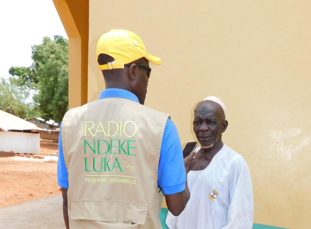 Jean Balipio, correspondant de Radio Ndeke Luka à Bangassou enregistrant le témoignage de Mahamat Abdoulaye, chef de quartier