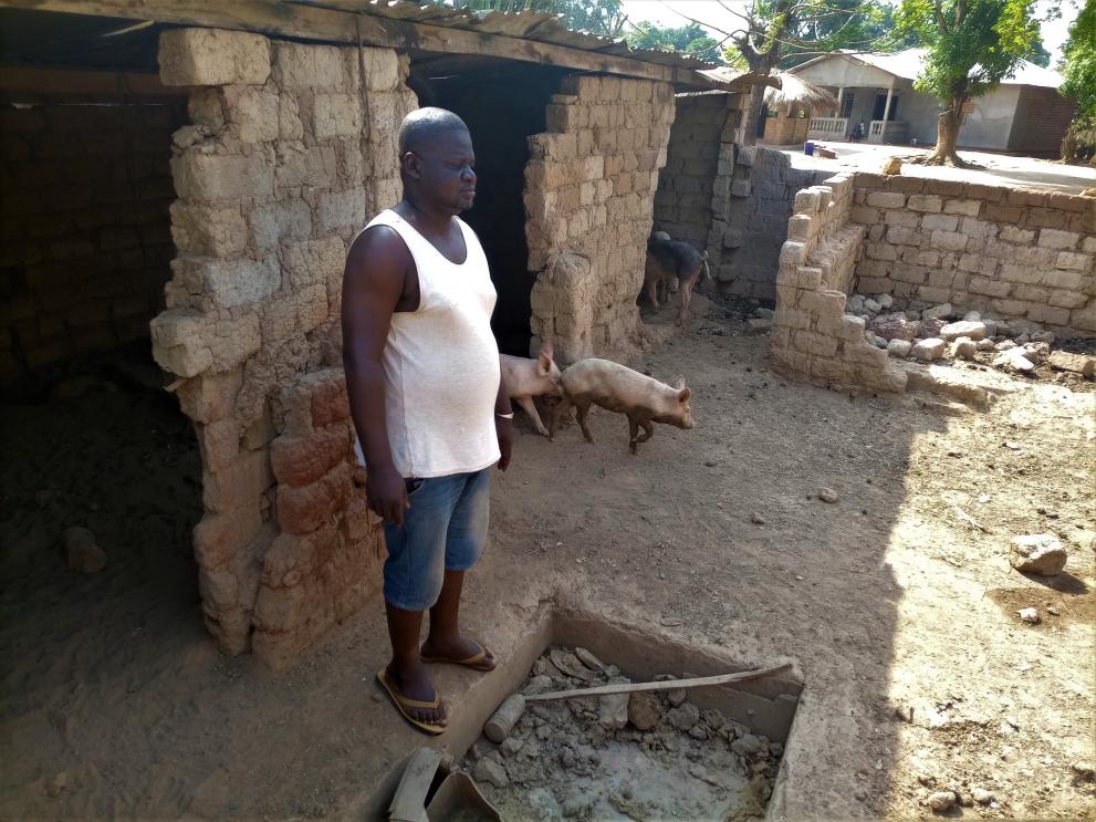 Le bénéficiaire Cyprien Atlais Yassoumalet, dans sa porcherie dans la commune de Bimbo (Ombella M'Proko) 