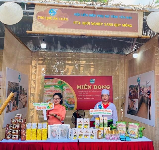 An with her products at the Green Start-up Cooperative at a fair in Yen Bai province