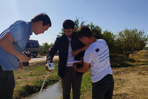Specialists of the programme testing the 'smart-stick' practically, Fergana province