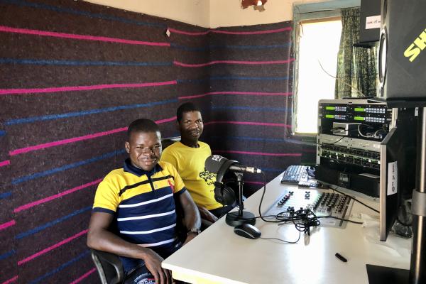 Deux journalistes assis dans une station de radio en République Centrafricaine