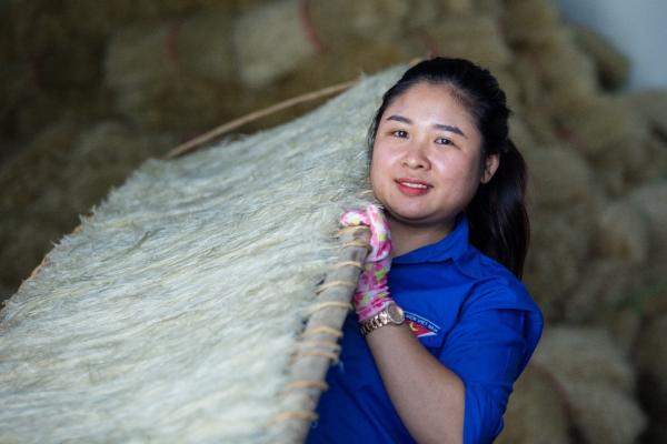 An collects dry vermicelli at her workshop in Yen Bai province